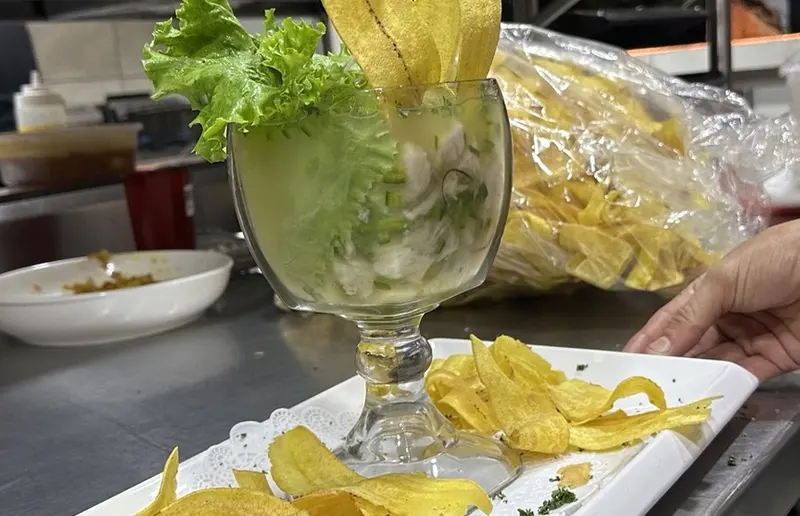 Ceviche con plátano tostado servido en copa