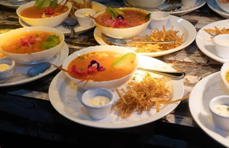 Sopa azteca en tazones con aguacate y tiras de tortilla