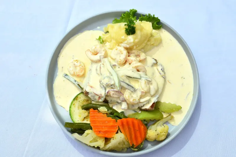 Pescado en salsa blanca con camarones y vegetales al vapor