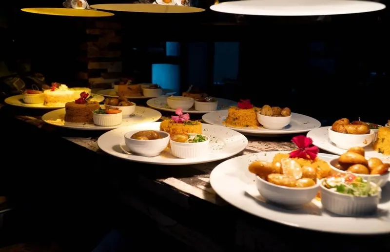 Mesa con varios platos y guarniciones del restaurante