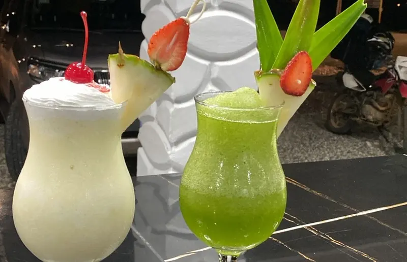Cócteles tropicales con fresa y cereza
