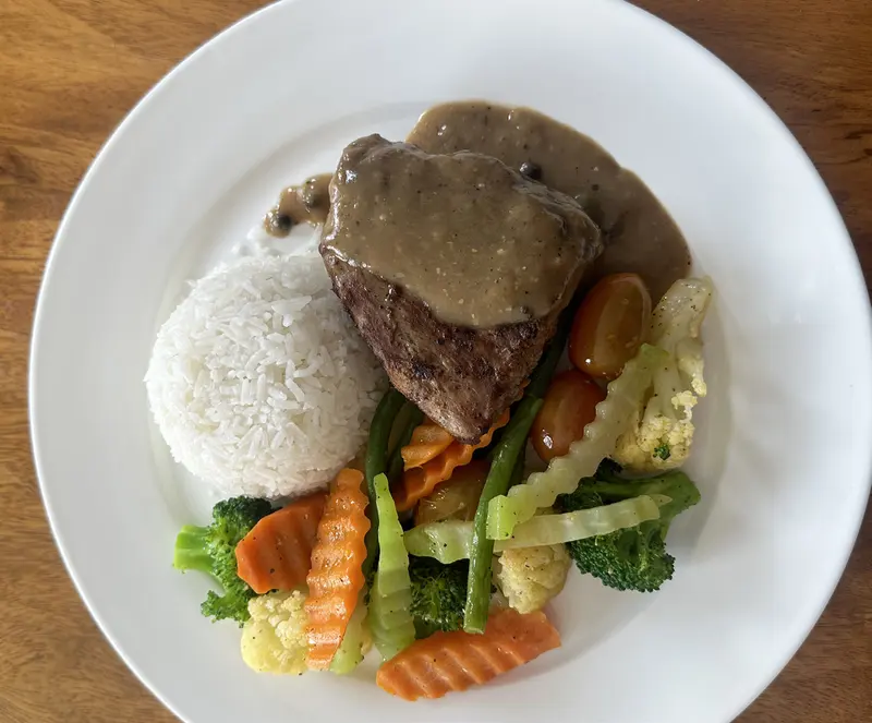 Lomito a la pimienta con arroz blanco y vegetales