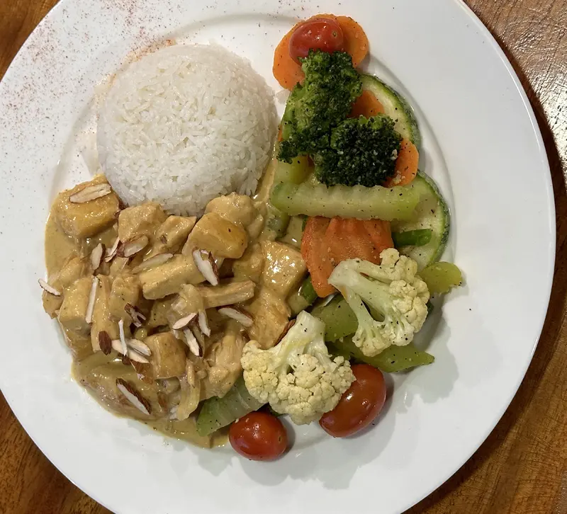 Pollo al curry con almendras, arroz blanco y vegetales