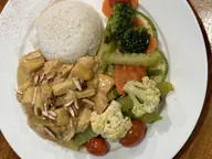 Pollo al curry con almendras, arroz blanco y vegetales