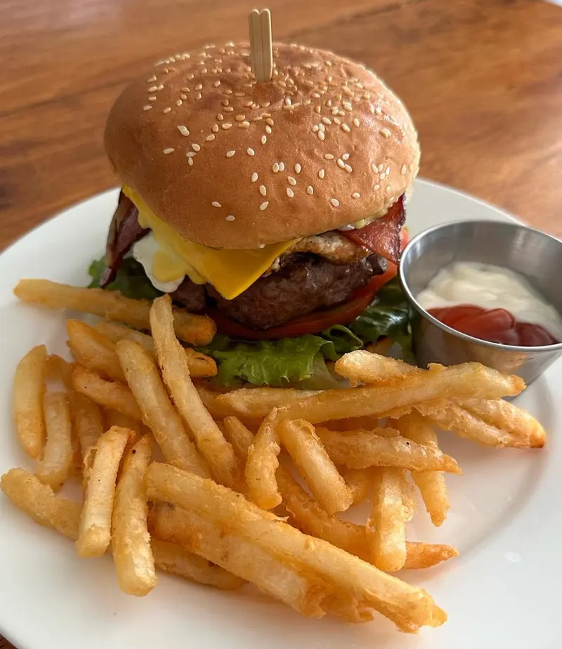 Hamburguesa Al Punto con queso, huevo y tocineta, con papas fritas